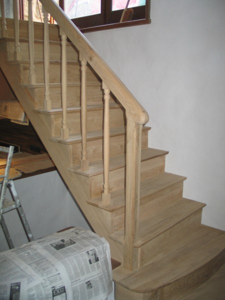 fabrication et pose d'un escalier à l'Anglaise avec balustres tournés