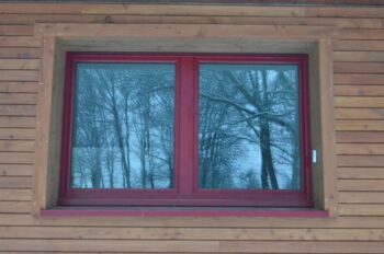 Fabrication et pose fenêtre bois alu, essence mélèze de Sibérie, un ouvrant à translation et le deuxième à la française