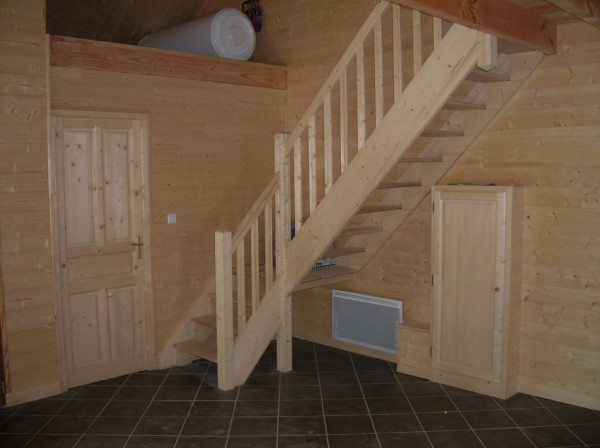 pose d'escalier quart tournant en pin du nord dans une maison ossature bois